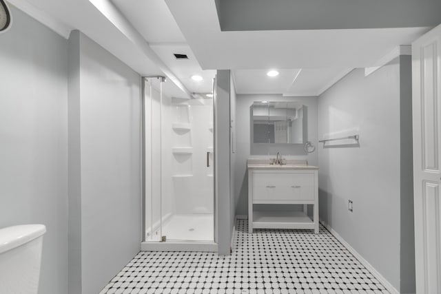 full bathroom featuring visible vents, baseboards, toilet, vanity, and a shower stall