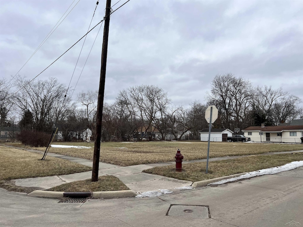 2421 Oakwood Ave, Saginaw, MI 48601