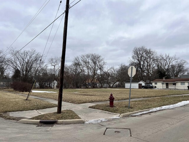 2421 Oakwood Ave, Saginaw, MI 48601