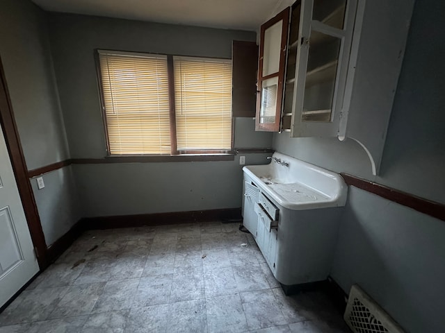 bathroom with visible vents, baseboards, and a sink