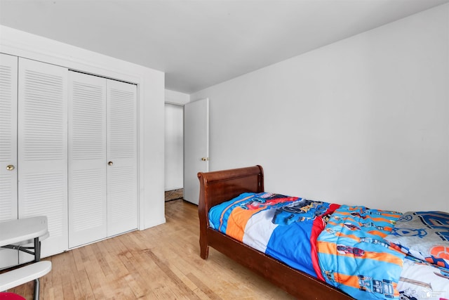 bedroom featuring light wood-style floors and a closet