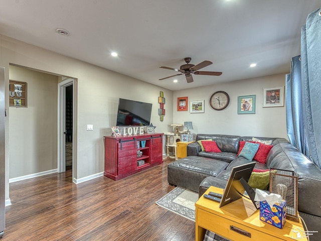 living area with dark wood-style floors, recessed lighting, ceiling fan, and baseboards