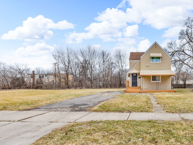 view of front of home featuring stucco siding and a front yard