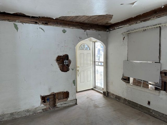 foyer with arched walkways