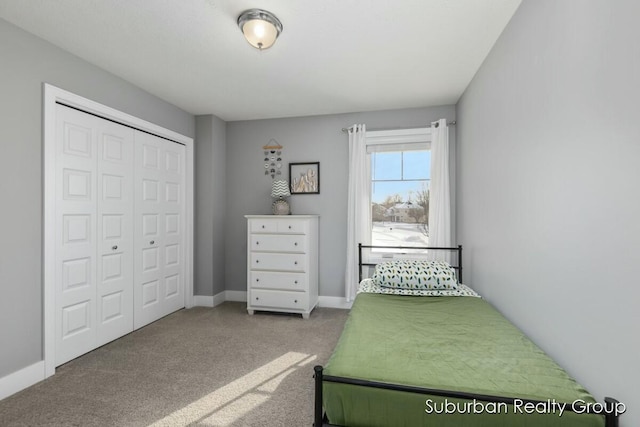 bedroom featuring carpet floors, baseboards, and a closet