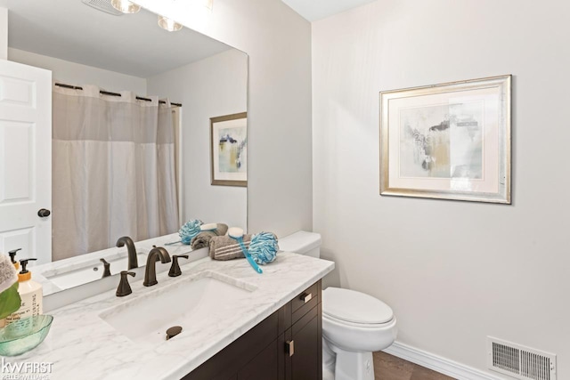 full bathroom with curtained shower, visible vents, toilet, vanity, and baseboards