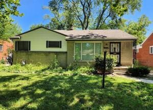 view of front of home featuring a front lawn