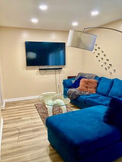 living room with recessed lighting, wood finished floors, and baseboards