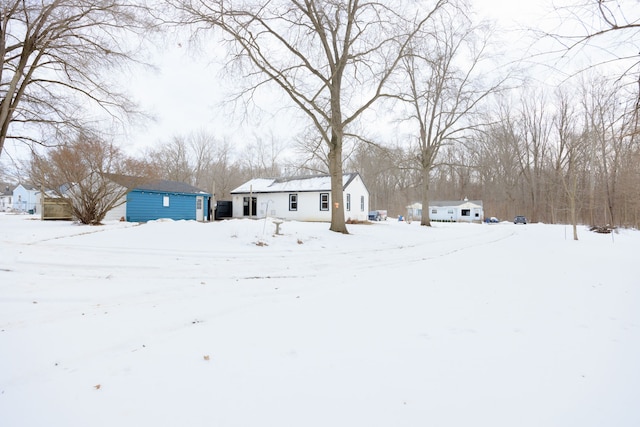 view of front of home featuring an outdoor structure