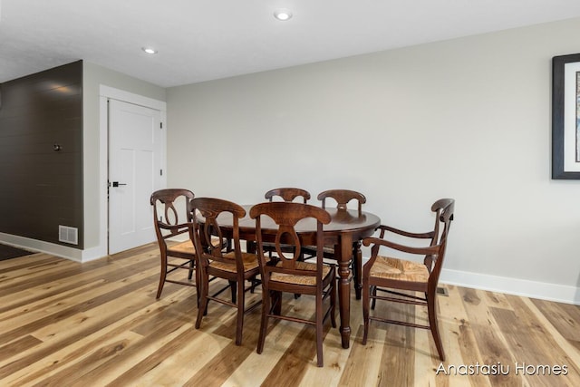 dining room with light wood finished floors, visible vents, baseboards, and recessed lighting