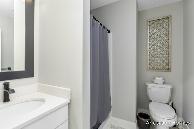 bathroom with toilet, curtained shower, baseboards, and vanity