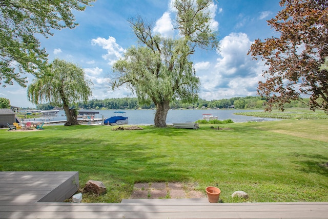 view of yard featuring a water view