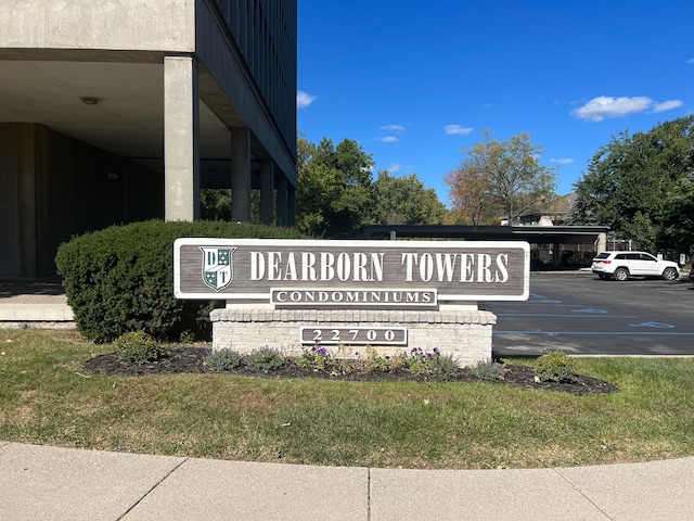 community / neighborhood sign with uncovered parking