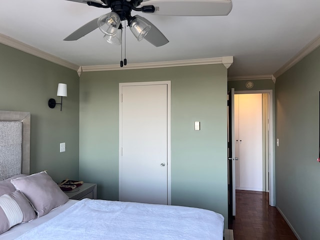 bedroom with baseboards, a closet, ornamental molding, and a ceiling fan