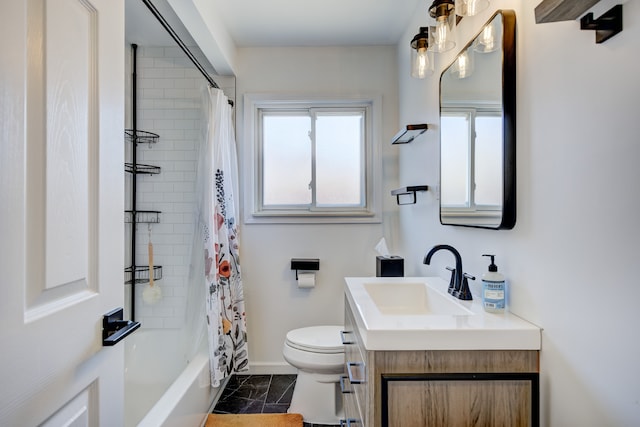 full bath with shower / tub combo, baseboards, vanity, and toilet