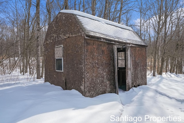 exterior space featuring an outbuilding