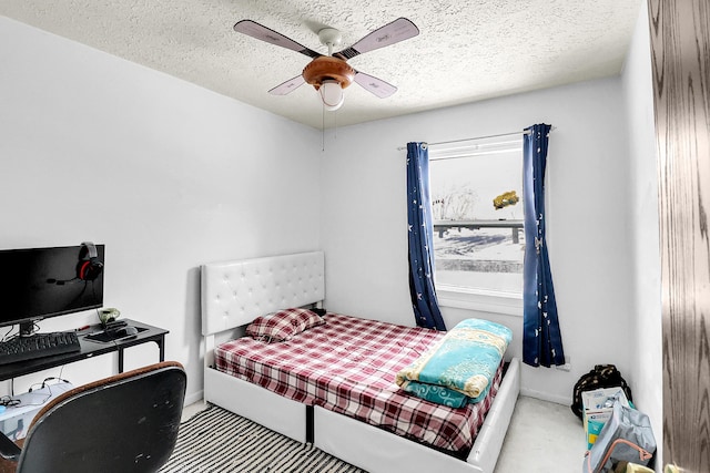 bedroom featuring a textured ceiling, light carpet, and a ceiling fan