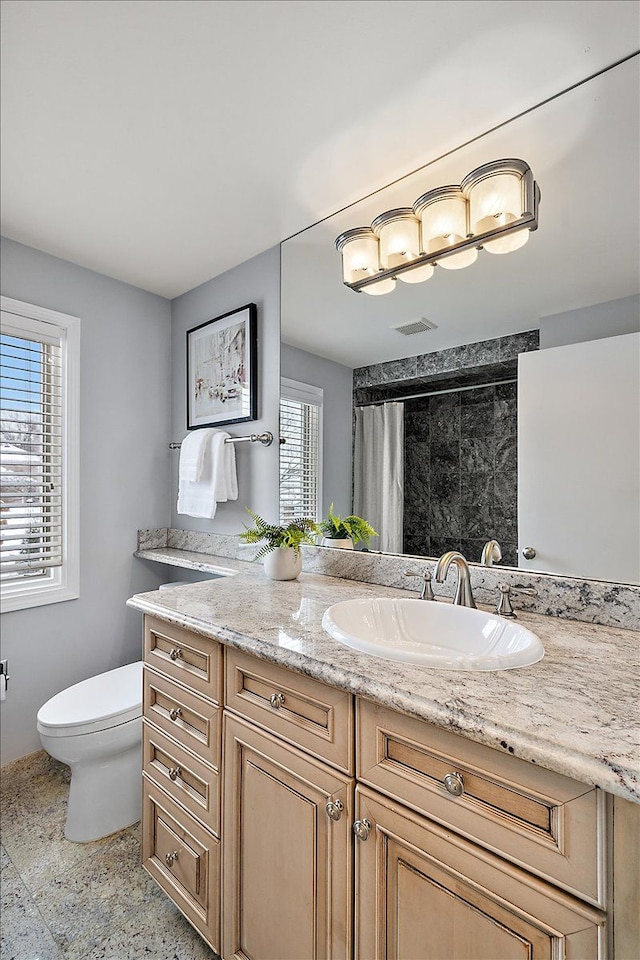 full bath with toilet, a shower with curtain, visible vents, and vanity