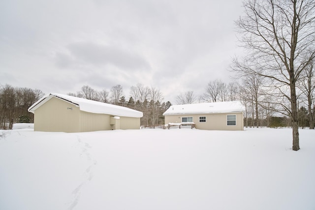 view of front of property with an outdoor structure