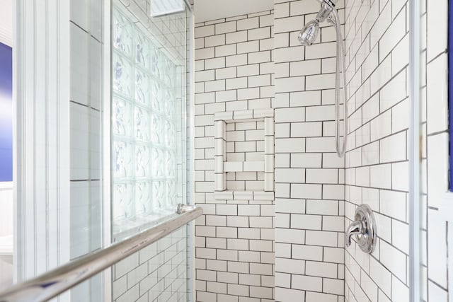 full bathroom featuring a tile shower