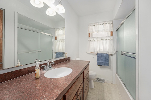 bathroom with bath / shower combo with glass door, visible vents, toilet, vanity, and a chandelier