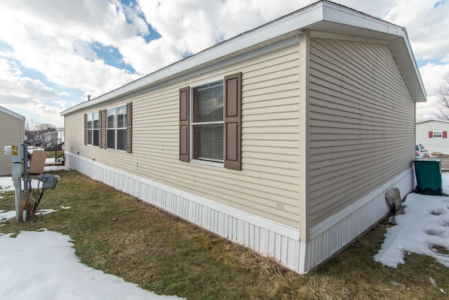 view of side of property featuring a lawn