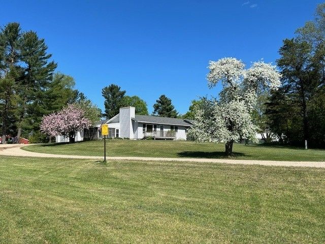 view of front of house featuring a front lawn