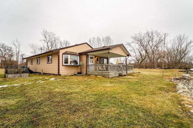 view of front of property featuring a front yard