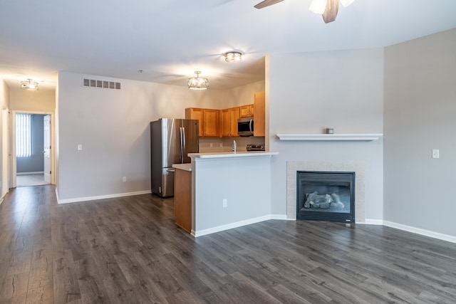 kitchen with stainless steel appliances, dark wood-type flooring, visible vents, open floor plan, and light countertops