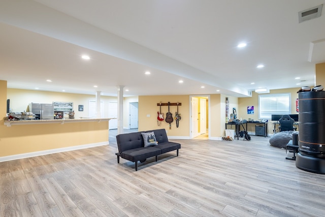 living area featuring light wood-style flooring, visible vents, baseboards, and recessed lighting