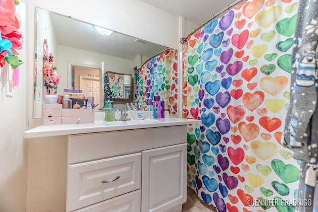 full bath featuring curtained shower and vanity