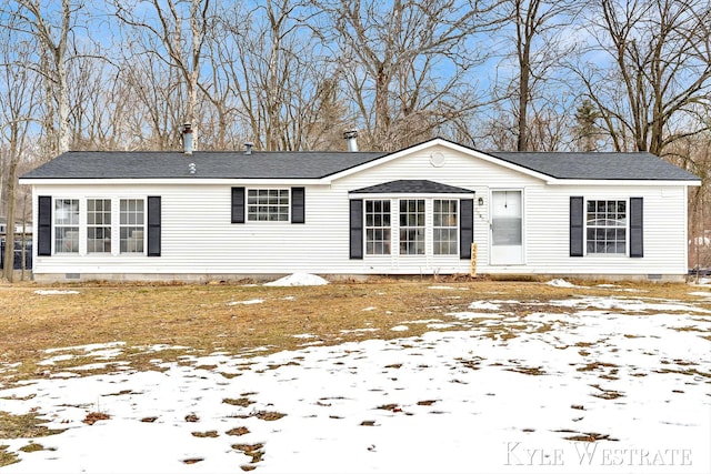 view of front of property featuring crawl space