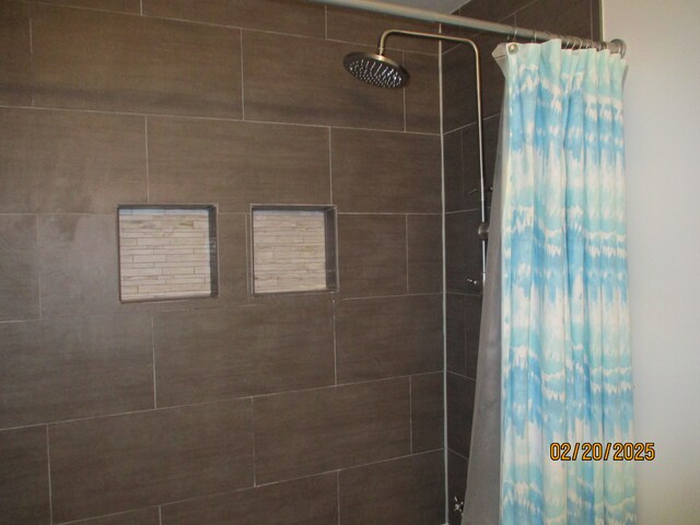 full bathroom featuring a tile shower