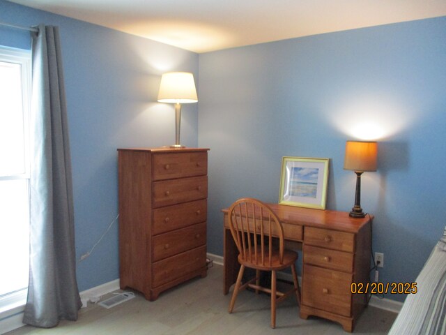 office area with visible vents and baseboards