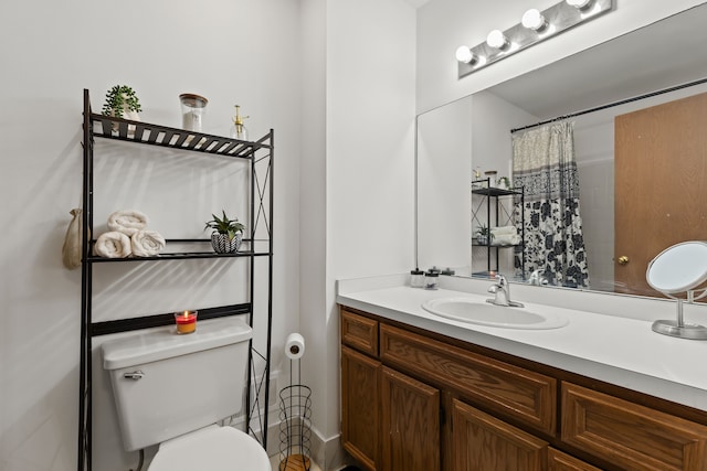 full bath with toilet, a shower with shower curtain, and vanity