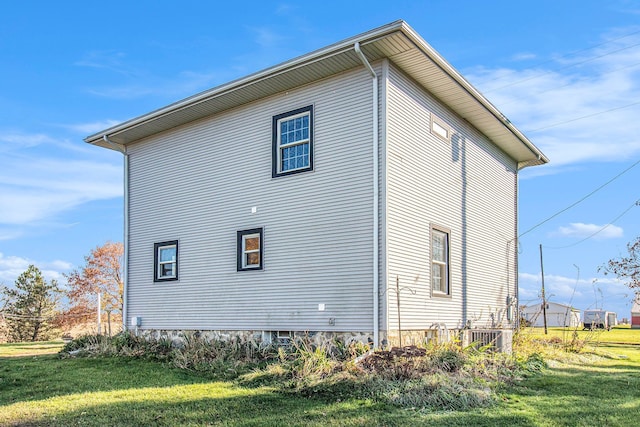 view of side of property featuring a yard