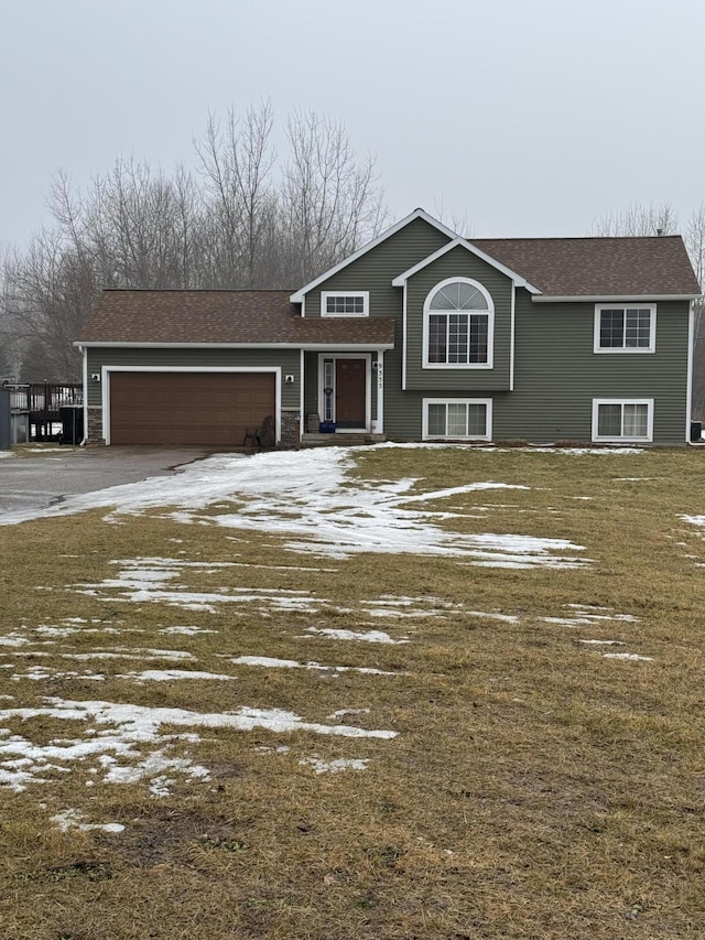 view of front facade featuring a garage and driveway