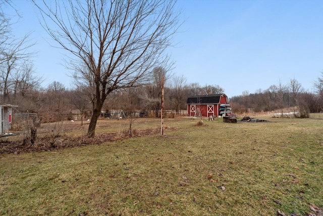 view of yard with an outdoor structure and a barn