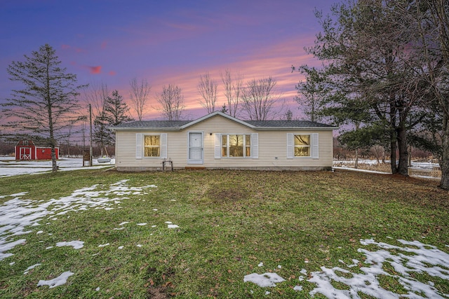 manufactured / mobile home with a front yard