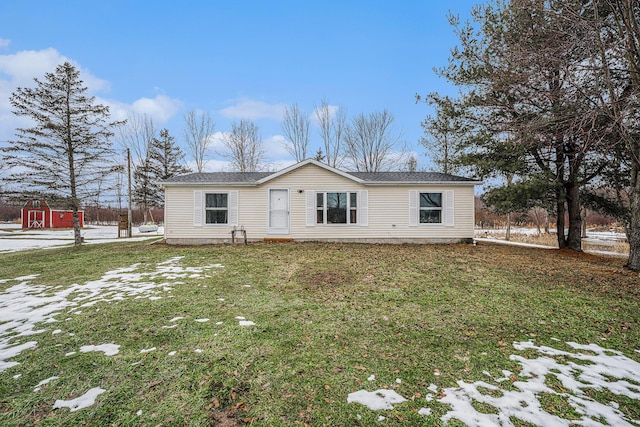 manufactured / mobile home with a front yard