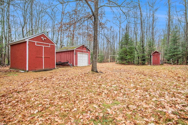 view of yard featuring an outbuilding and a storage shed