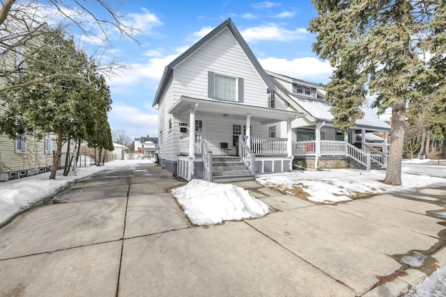 view of front facade featuring covered porch and driveway