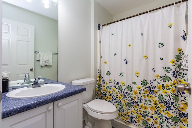 bathroom with toilet, a shower with curtain, and vanity