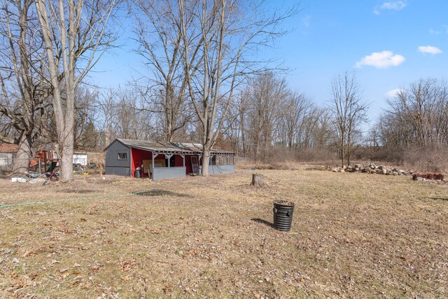 view of yard featuring an outdoor structure