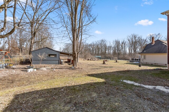 view of yard featuring an outdoor structure