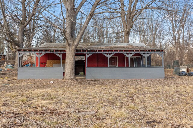 view of front of property featuring an outdoor structure and concrete block siding