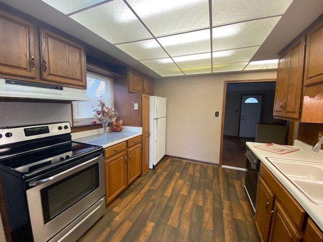 kitchen with dark wood-style floors, freestanding refrigerator, stainless steel range with electric cooktop, a sink, and under cabinet range hood