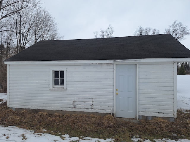 exterior space featuring an outbuilding