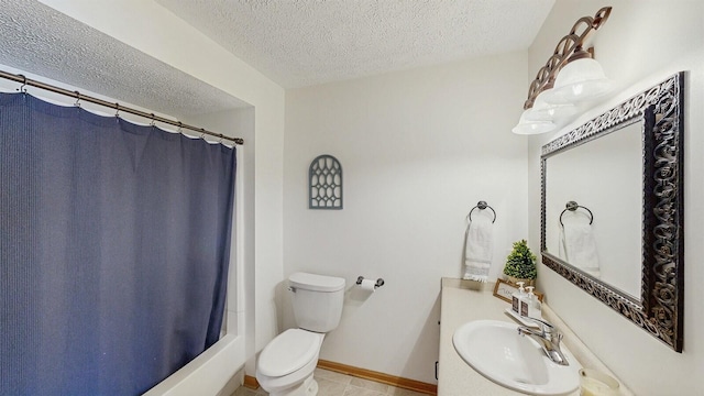 full bathroom featuring a shower with shower curtain, toilet, a textured ceiling, vanity, and baseboards