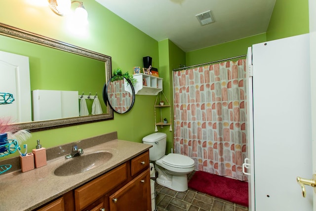 full bathroom featuring a shower with curtain, visible vents, vanity, and toilet